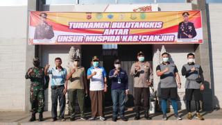 Adaptasi News Normal, Kapolres Cianjur Gelar Pertandingan Persahabatan Bulutangkis